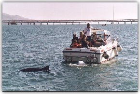 Filippo si fa ammirare dai suoi amici