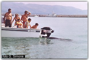 Filippo vicino ad un motoscafo